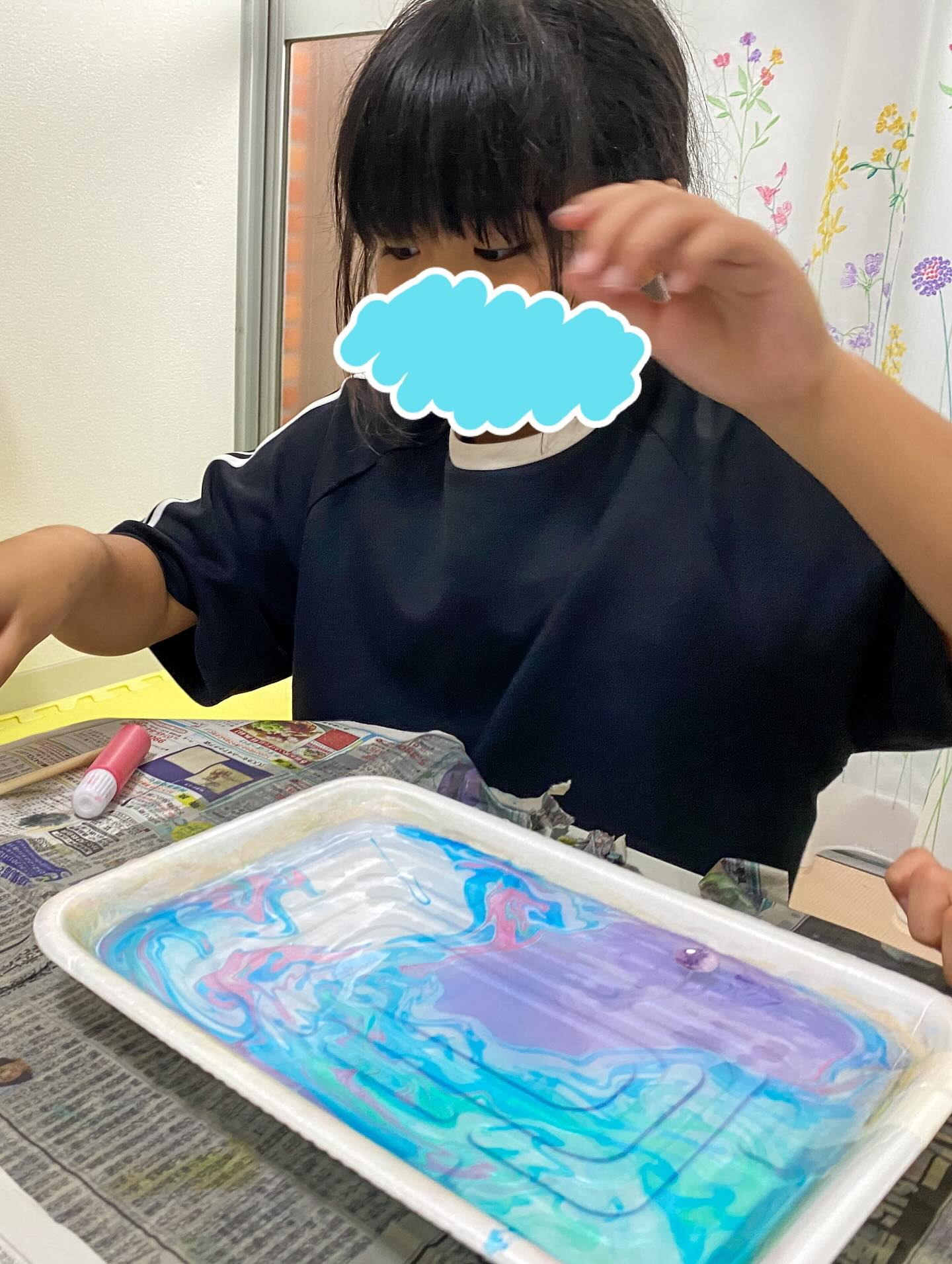 レクリエーションにて、「マーブリング」という技法を行いました...