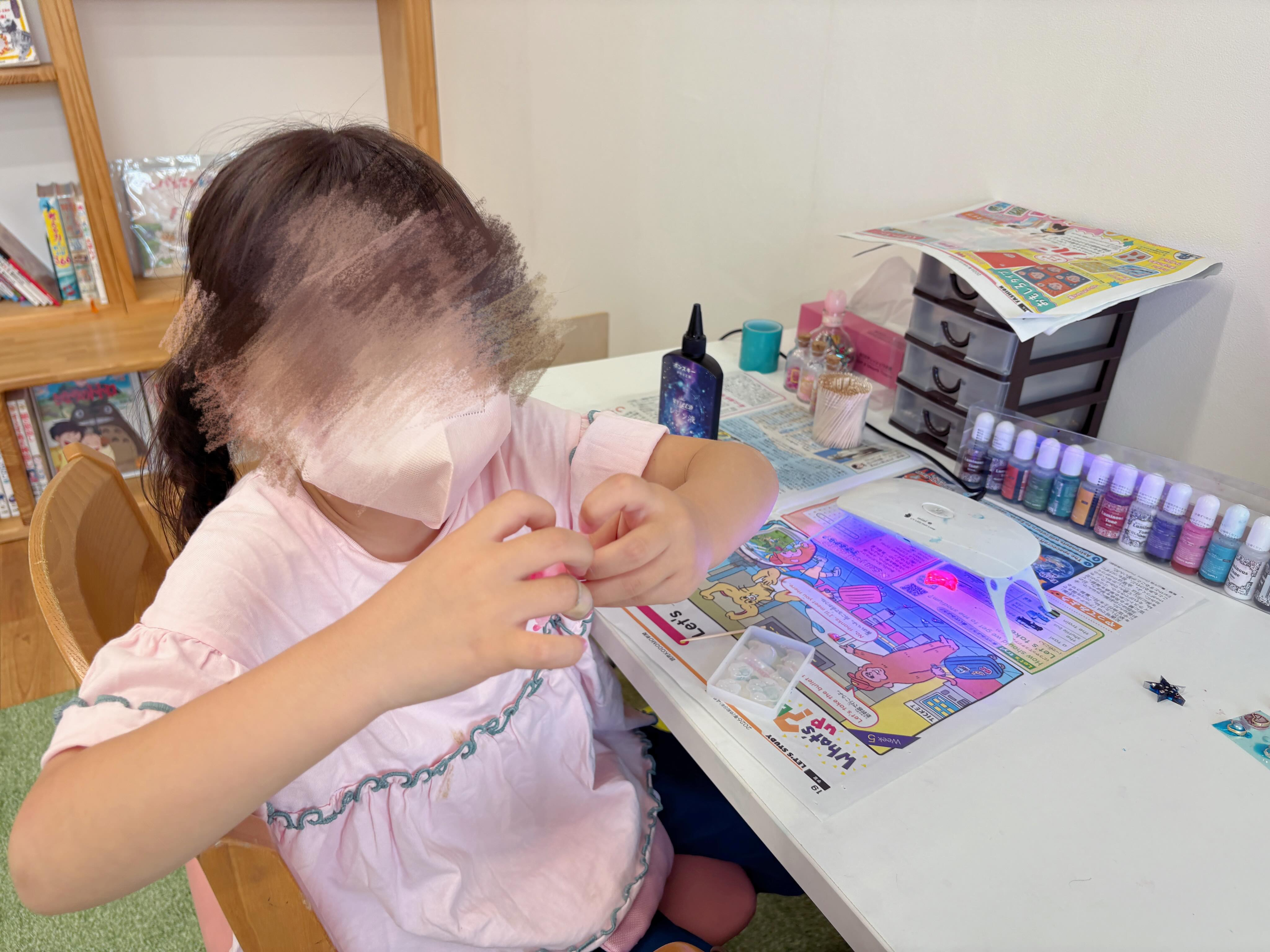 エースでレジンの作品作りに夢中になっている子どもたちが増えて...